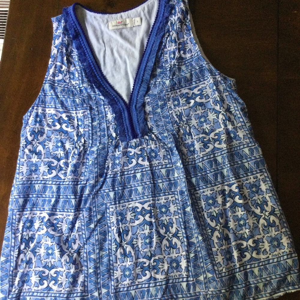 Vineyard Vines v neck top. Size small.